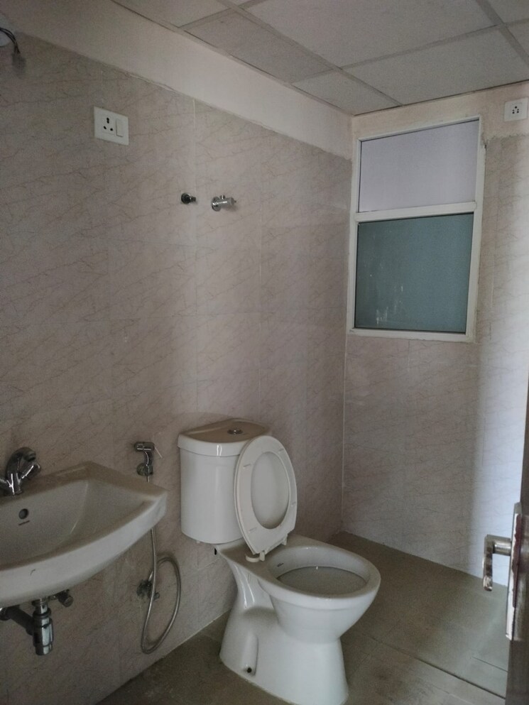 Bathroom, amrapali-golf-homes 2.5 Bedroom 1200 Sq.Ft. Apartment In Sector 4 Greater Noida Greater Noida 9399507