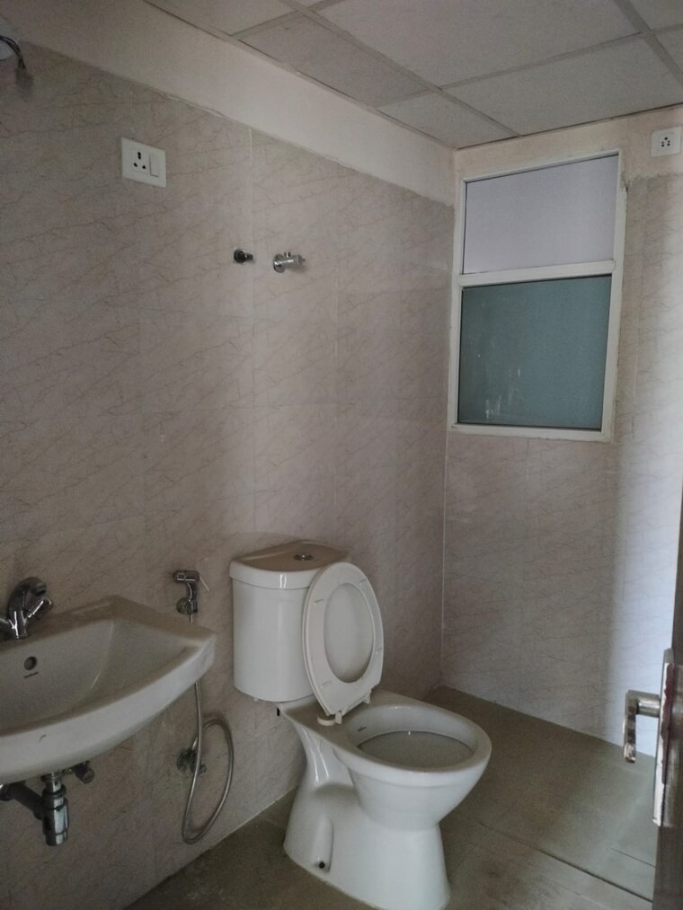 Bathroom, amrapali-golf-homes 2.5 Bedroom 1200 Sq.Ft. Apartment In Sector 4 Greater Noida Greater Noida 9399507