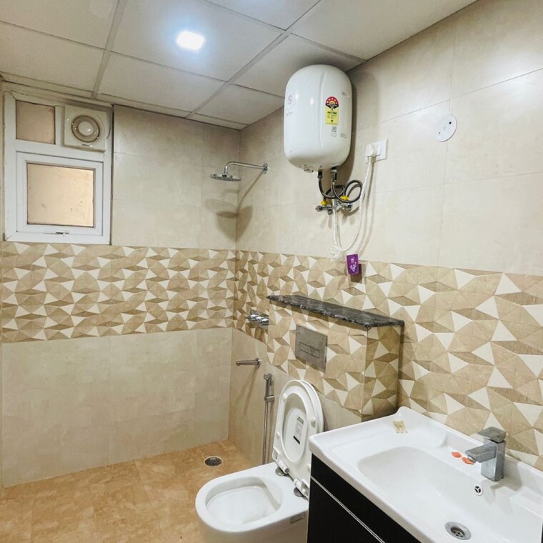 Bathroom, mi-rustle-court 3.5 Bedroom 2350 Sq.Ft. Apartment In Malesemau Lucknow 9399529