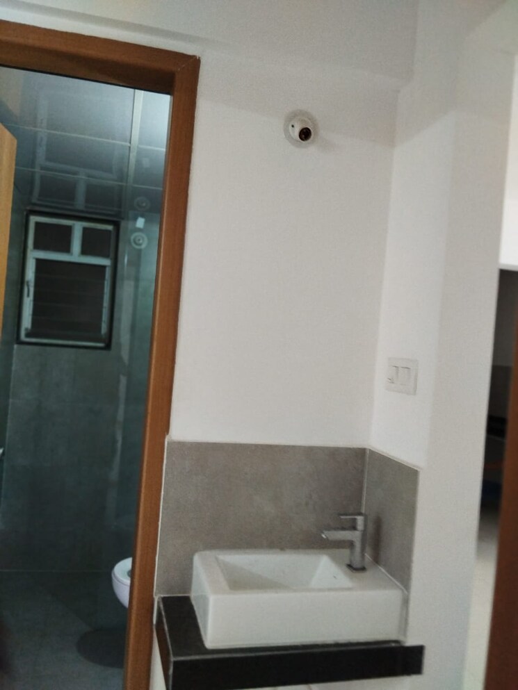 Bathroom, kohinoor-zen-estate 2 Bedroom 747 Sq.Ft. Apartment In Kharadi Pune 9399612