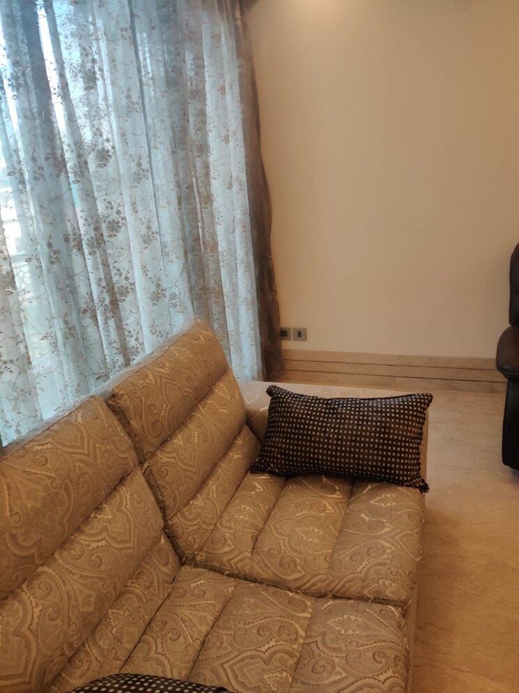 Living Room, green park 4 Bedroom 320 Sq.Yd. Builder Floor In Green Park Delhi 9399602