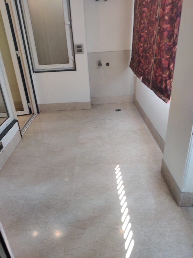 Room, green park 4 Bedroom 320 Sq.Yd. Builder Floor In Green Park Delhi 9399602