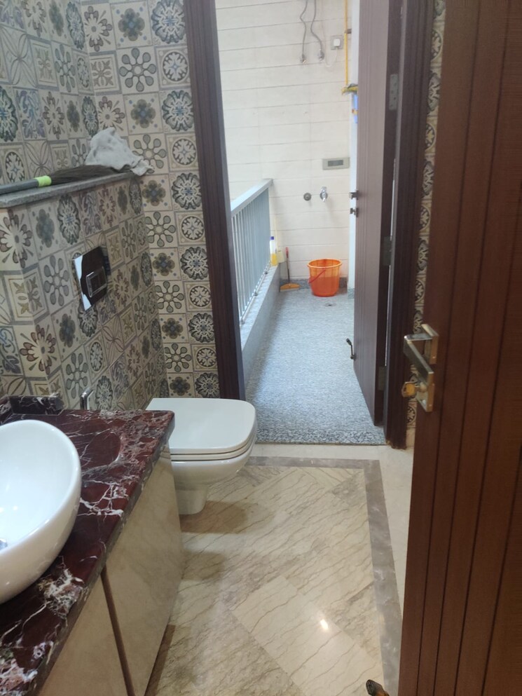 Bathroom, green park 4 Bedroom 320 Sq.Yd. Builder Floor In Green Park Delhi 9399602