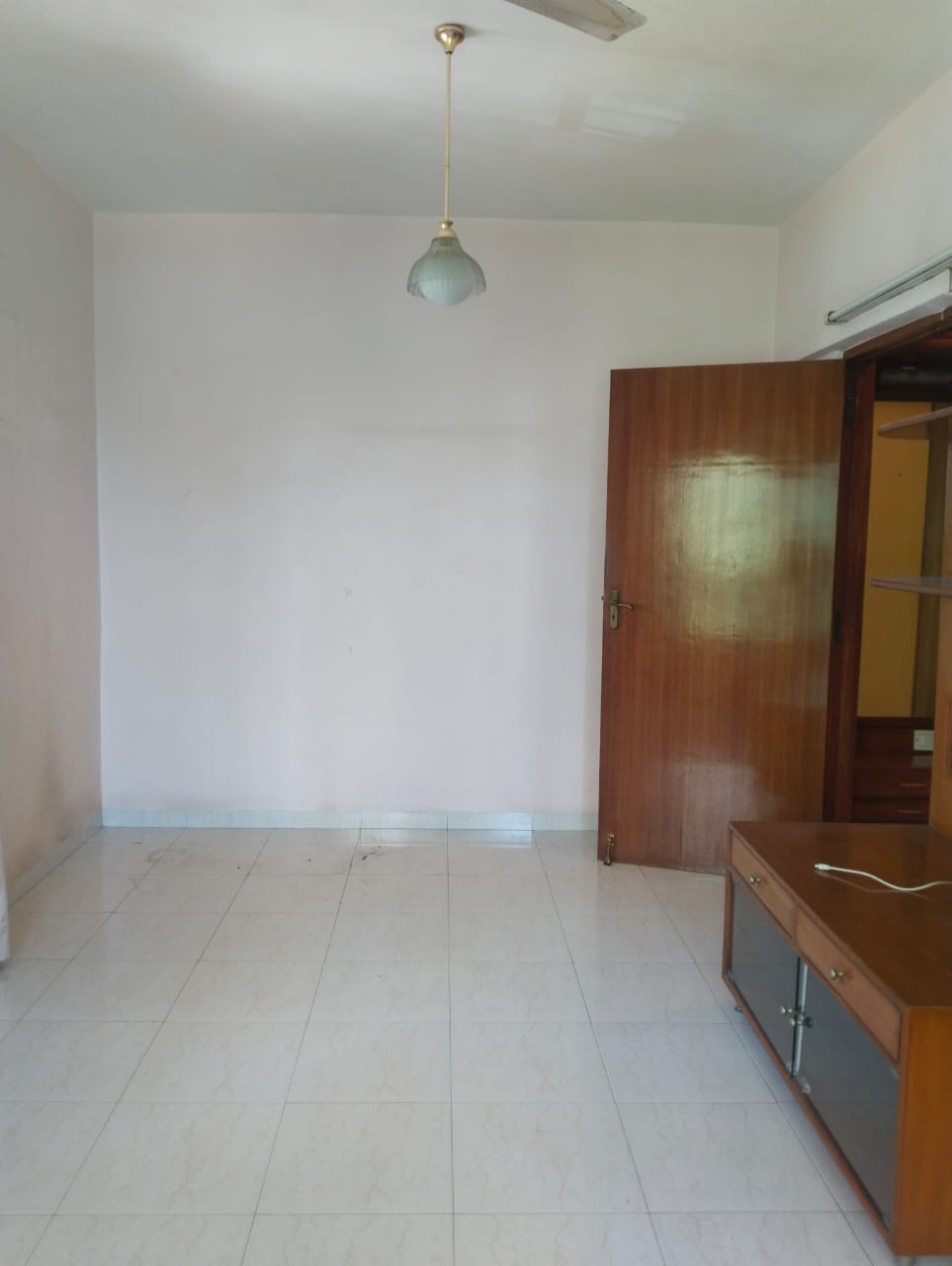 1 BHK + Extra Room Apartment For Sale in Maker Tower