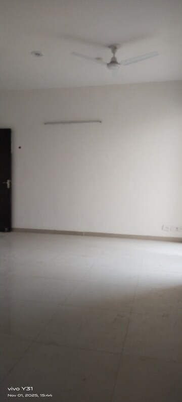 Room in 2.5 BHK Apartment at Mahagun Mywoods, Sector 16c Greater Noida – for Rent