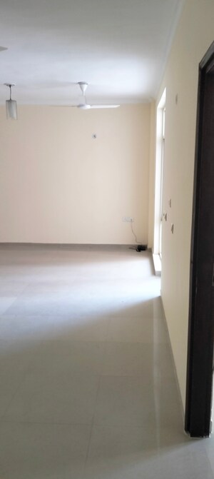 Room in 3.5 BHK Apartment at Omaxe Residency II, Gomti Nagar – for Sale