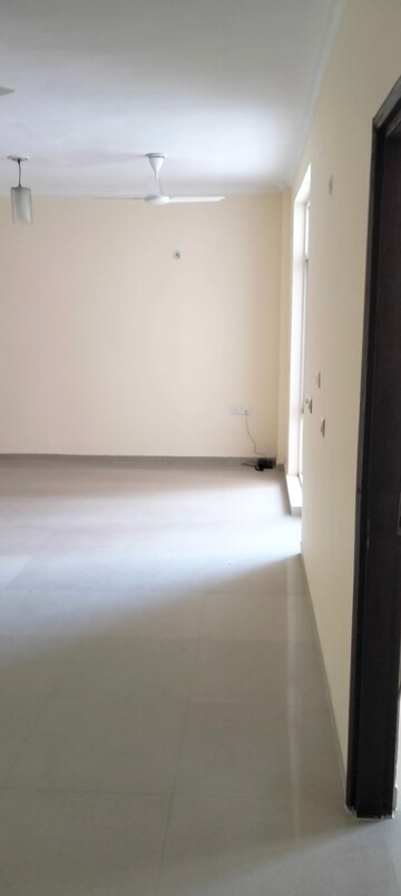 Room in 3.5 BHK Apartment at Omaxe Residency II, Gomti Nagar – for Sale