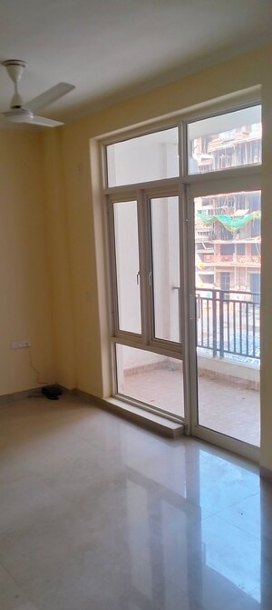 Room in 3.5 BHK Apartment at Omaxe Residency II, Gomti Nagar – for Sale