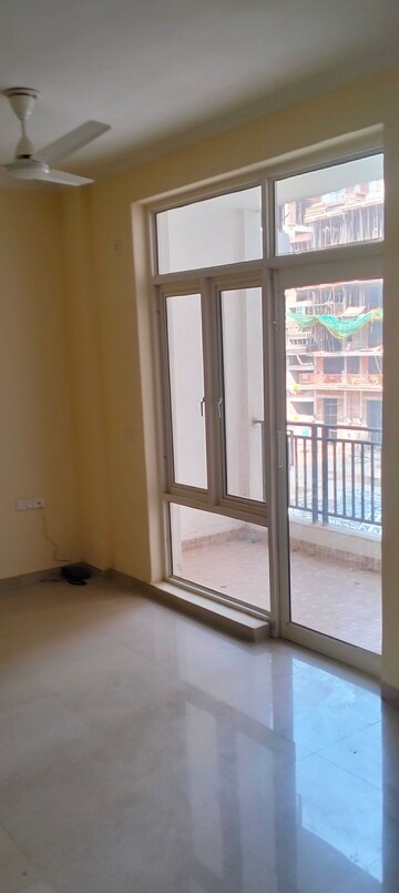 Room in 3.5 BHK Apartment at Omaxe Residency II, Gomti Nagar – for Sale