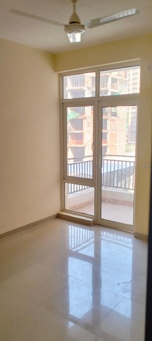 Room in 3.5 BHK Apartment at Omaxe Residency II, Gomti Nagar – for Sale