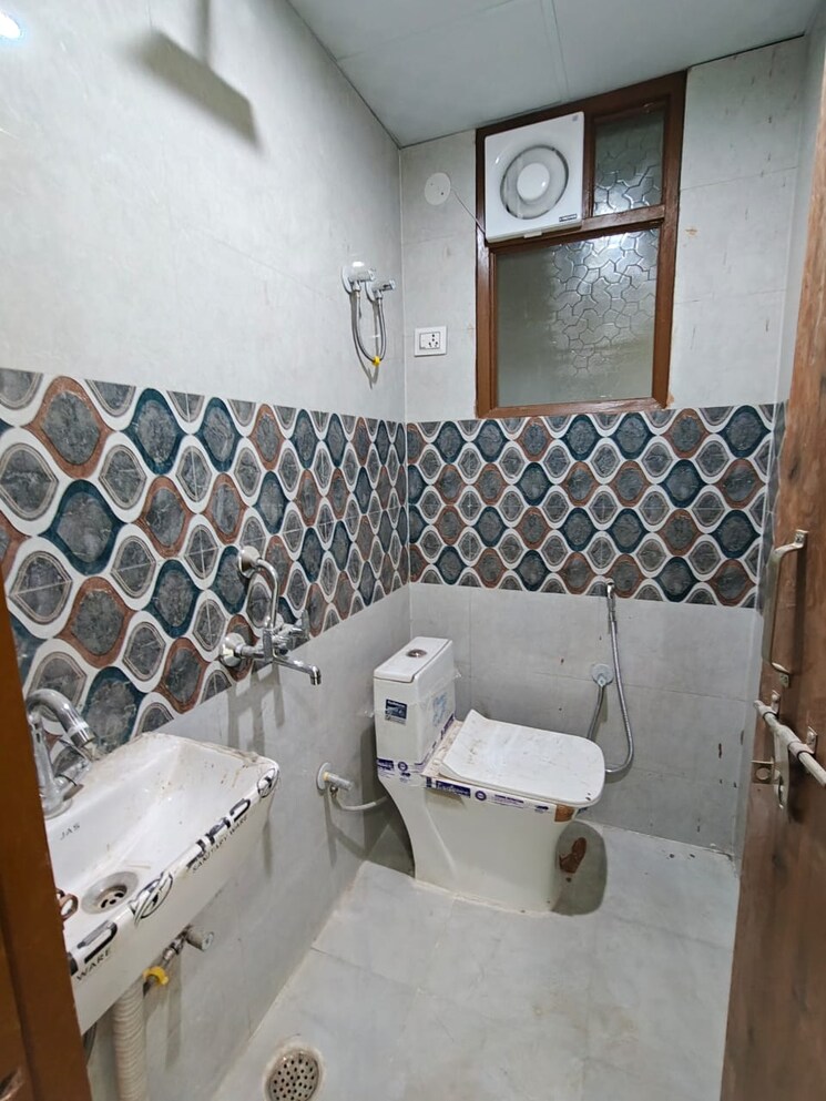 Bathroom, chattarpur 1 Bedroom 420 Sq.Ft. Builder Floor In Chattarpur Delhi 9399788
