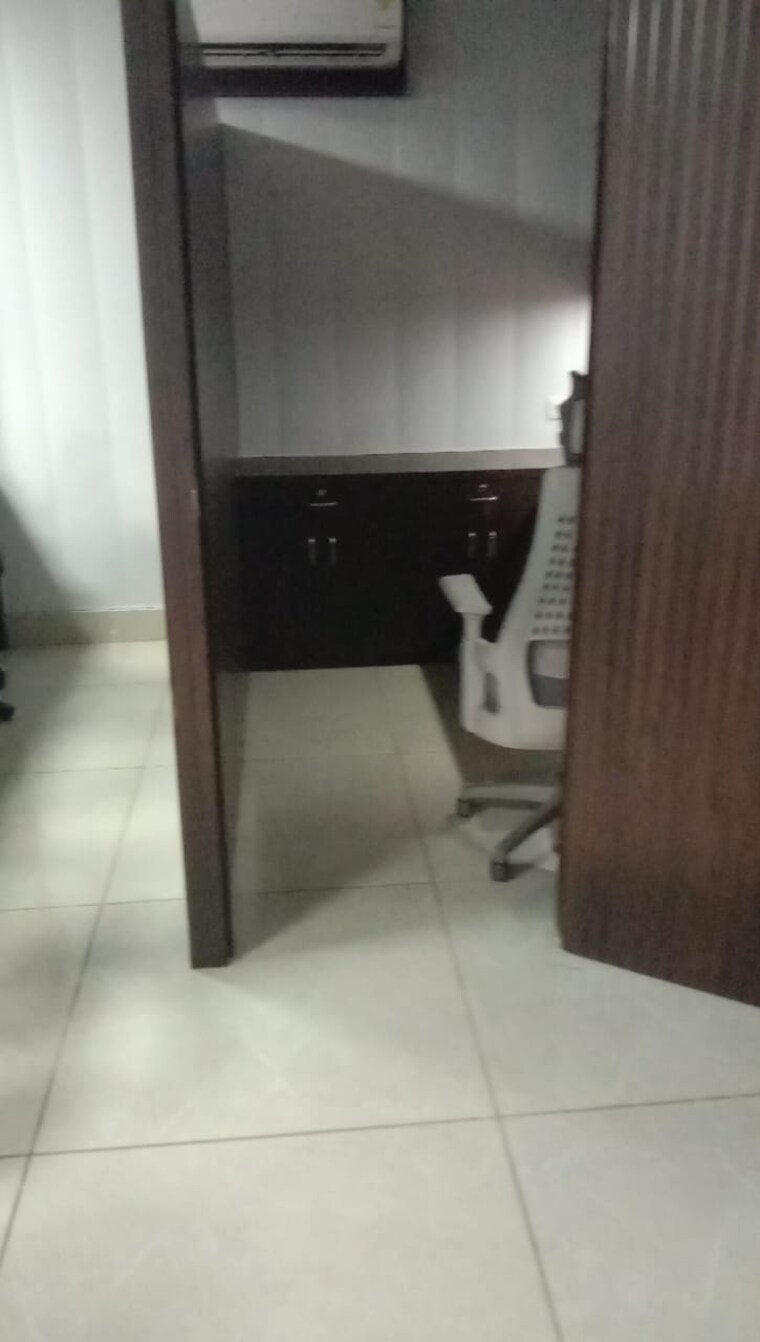 undefined, gomti nagar Commercial Office Space 400 Sq.Ft. In Gomti Nagar Lucknow 9399816