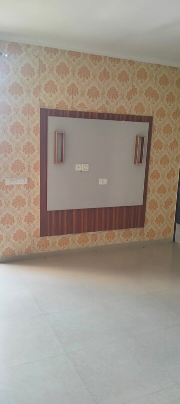 Room in 3.5 BHK Apartment at Omaxe Residency II, Gomti Nagar – for Rent