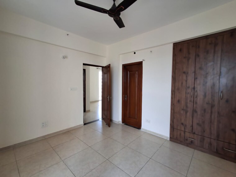Room, vip road 3 Bedroom 2400 Sq.Ft. Apartment In Vip Road Zirakpur 9399812