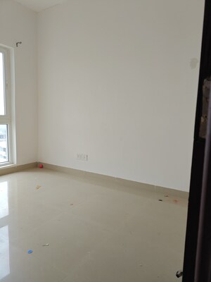 Room in 3.5 BHK Apartment at Emaar Palm Gardens, Sector 83 – for Rent