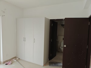 Room in 3.5 BHK Apartment at Emaar Palm Gardens, Sector 83 – for Rent