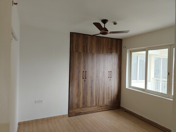 Room in 3.5 BHK Apartment at Emaar Palm Gardens, Sector 83 – for Rent