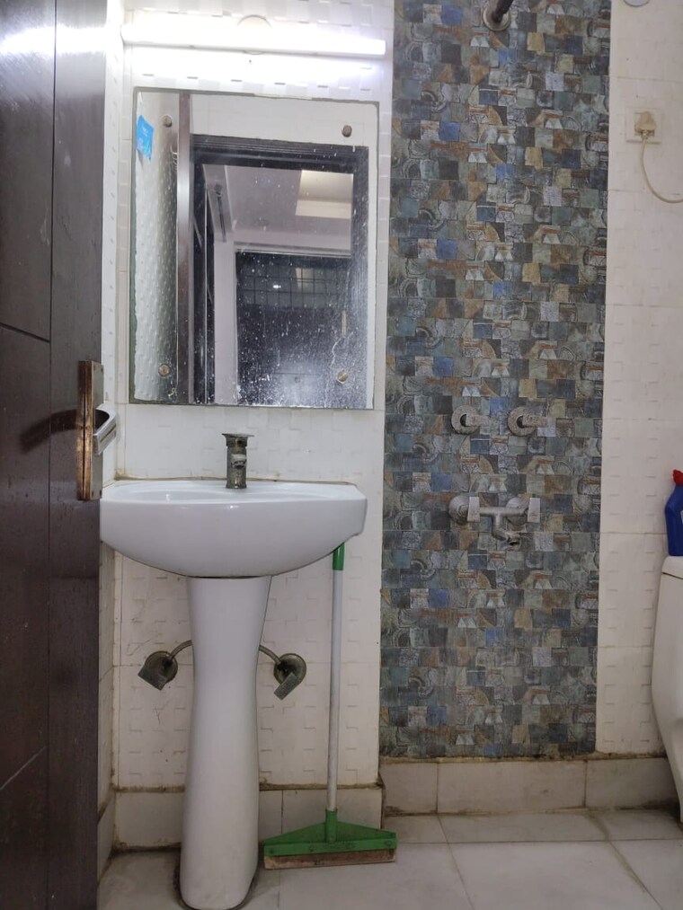 Bathroom, panchsheel vihar 2 Bedroom 850 Sq.Ft. Apartment In Panchsheel Vihar Delhi 9400046