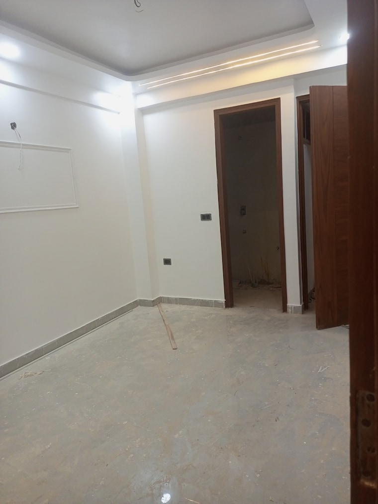 Room, sector 73 4 Bedroom 1650 Sq.Ft. Builder Floor In Sector 73 Noida 9400639