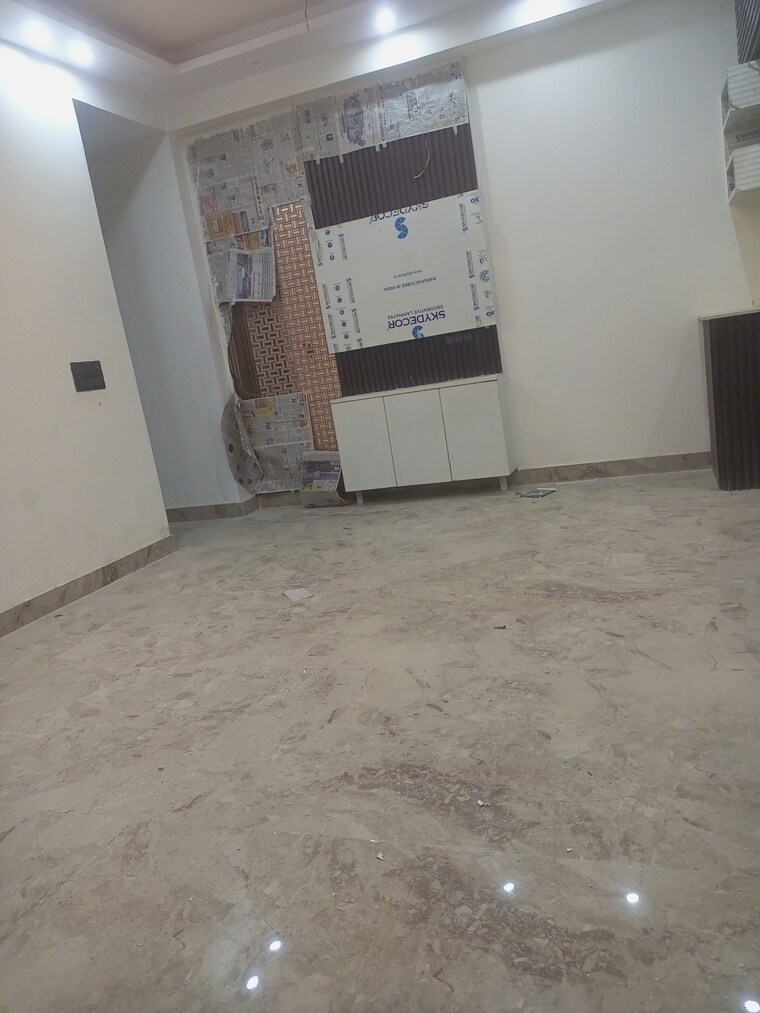 Room, sector 73 4 Bedroom 1650 Sq.Ft. Builder Floor In Sector 73 Noida 9400639