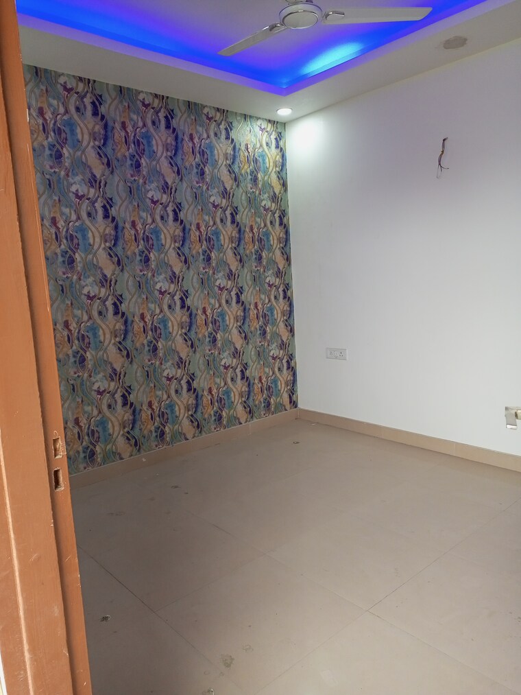 Room, sector 73 4 Bedroom 1650 Sq.Ft. Builder Floor In Sector 73 Noida 9400639