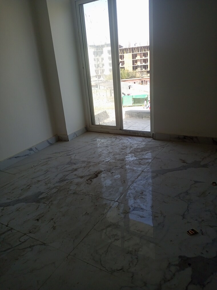 Room, sector 73 4 Bedroom 1650 Sq.Ft. Builder Floor In Sector 73 Noida 9400639