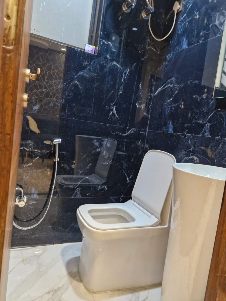 Bathroom, sector 55 1.5 Bedroom 850 Sq.Ft. Builder Floor In Sector 55 Gurgaon 9400429