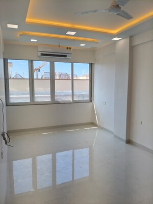 Room in 2.5 BHK Apartment at Mayflower, Tardeo – for Rent