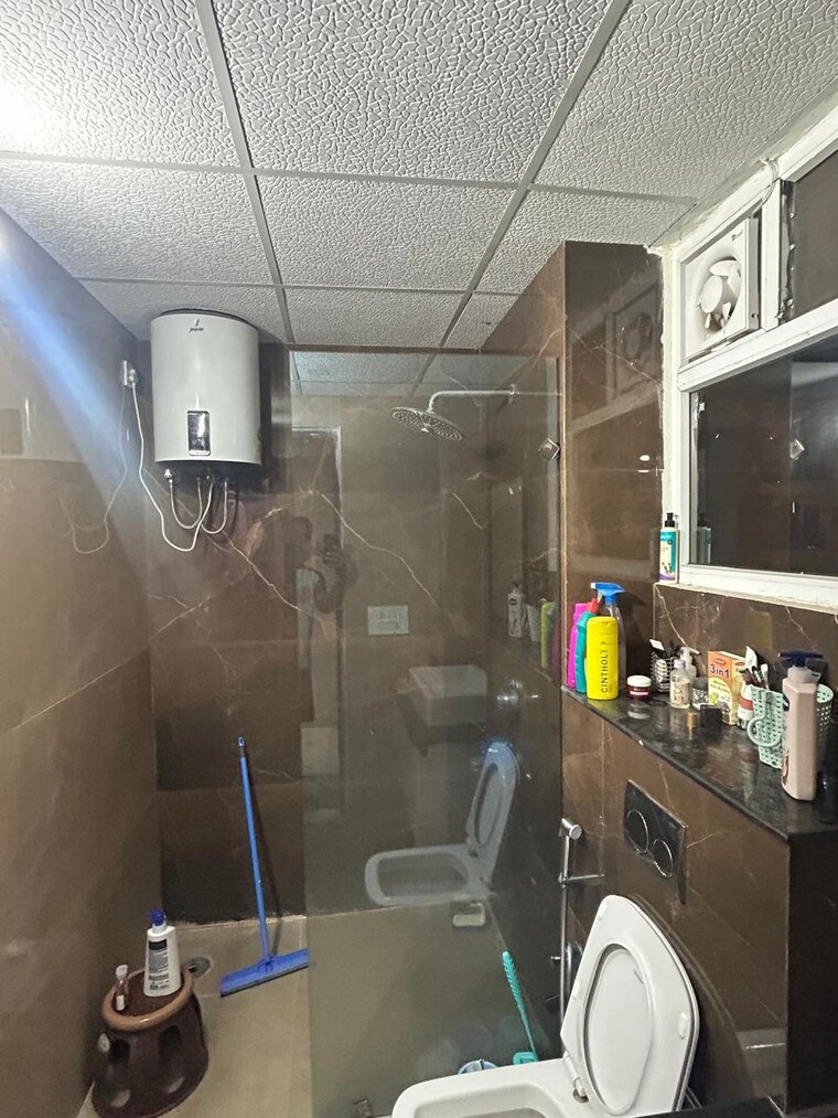 Bathroom, maya-green-lotus-saksham 3 Bedroom 1850 Sq.Ft. Apartment In International Airport Road Zirakpur 9400722