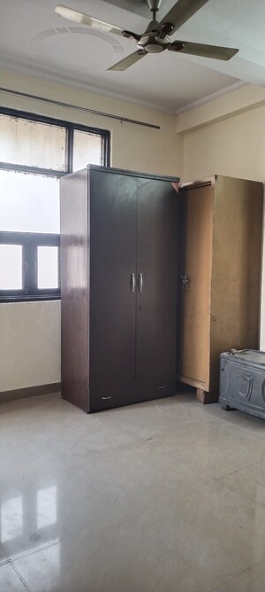 Room in 2 BHK Builder Floor at Mayur Vihar Phase 1 – for Rent