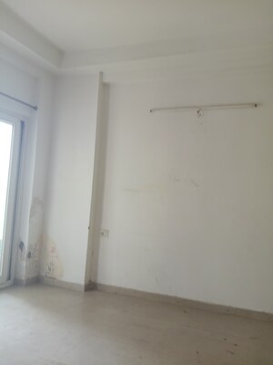 Room in 3 BHK Apartment at Antriksh Golf View, Sector 78 – for Rent