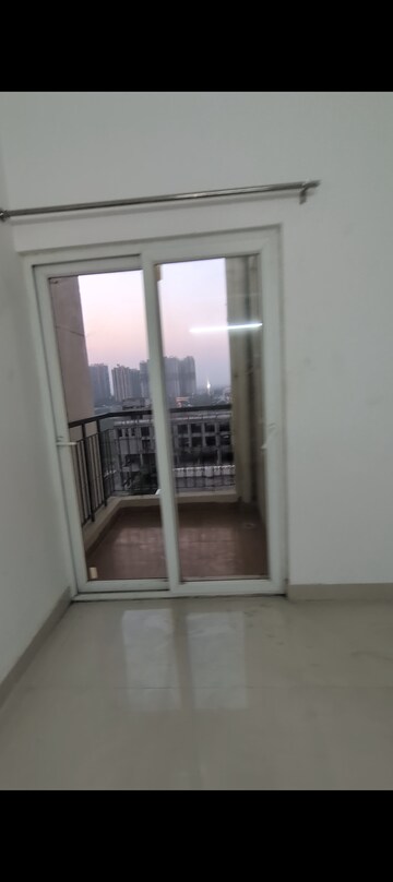Room in 2 BHK Apartment at Palm Marina Suites, Nh 24 – for Rent