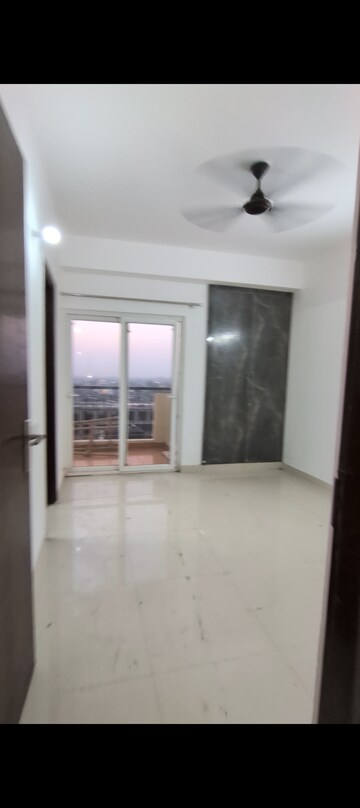 2 BHK Apartment For Rent in Palm Marina Suites, Nh 24