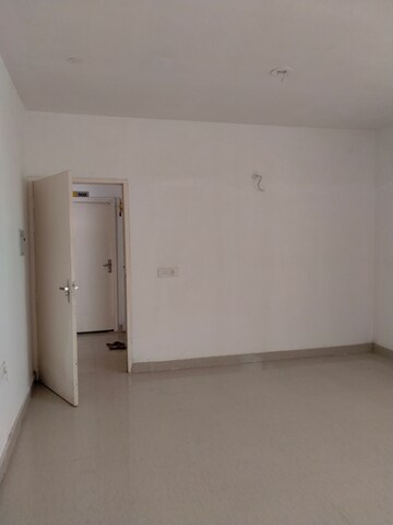 Room in 2 BHK Apartment at Tulip Lemon, Sector 69 – for Rent