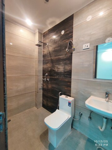 Bathroom in 1 BHK Builder Floor at Sector 40 – for Rent
