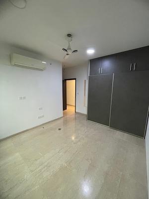 Room in 3 BHK Apartment at Oberoi Realty Esquire, Goregaon East – for Rent