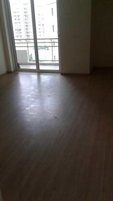 Room in 4 BHK Apartment at DLF The Belaire, Sector 54 – for Rent