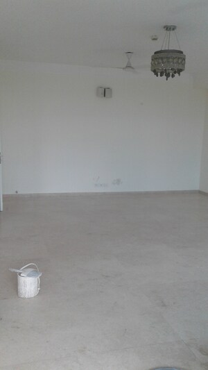 Room in 4 BHK Apartment at DLF The Belaire, Sector 54 – for Rent