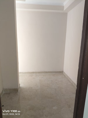 Room in 2.5 BHK Apartment at Amrapali Golf Homes, Sector 4 Greater Noida – for Rent