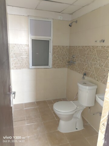 Bathroom in 2.5 BHK Apartment at Amrapali Golf Homes, Sector 4 Greater Noida – for Rent