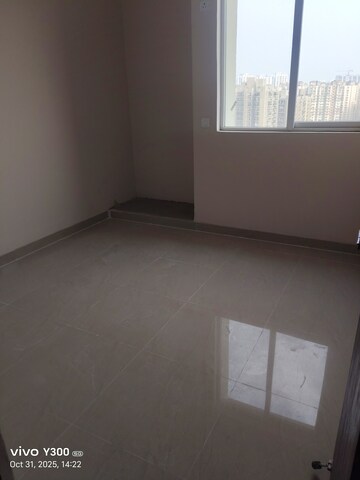 Room in 2.5 BHK Apartment at Amrapali Golf Homes, Sector 4 Greater Noida – for Rent