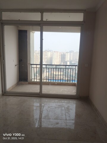 Room in 2.5 BHK Apartment at Amrapali Golf Homes, Sector 4 Greater Noida – for Rent