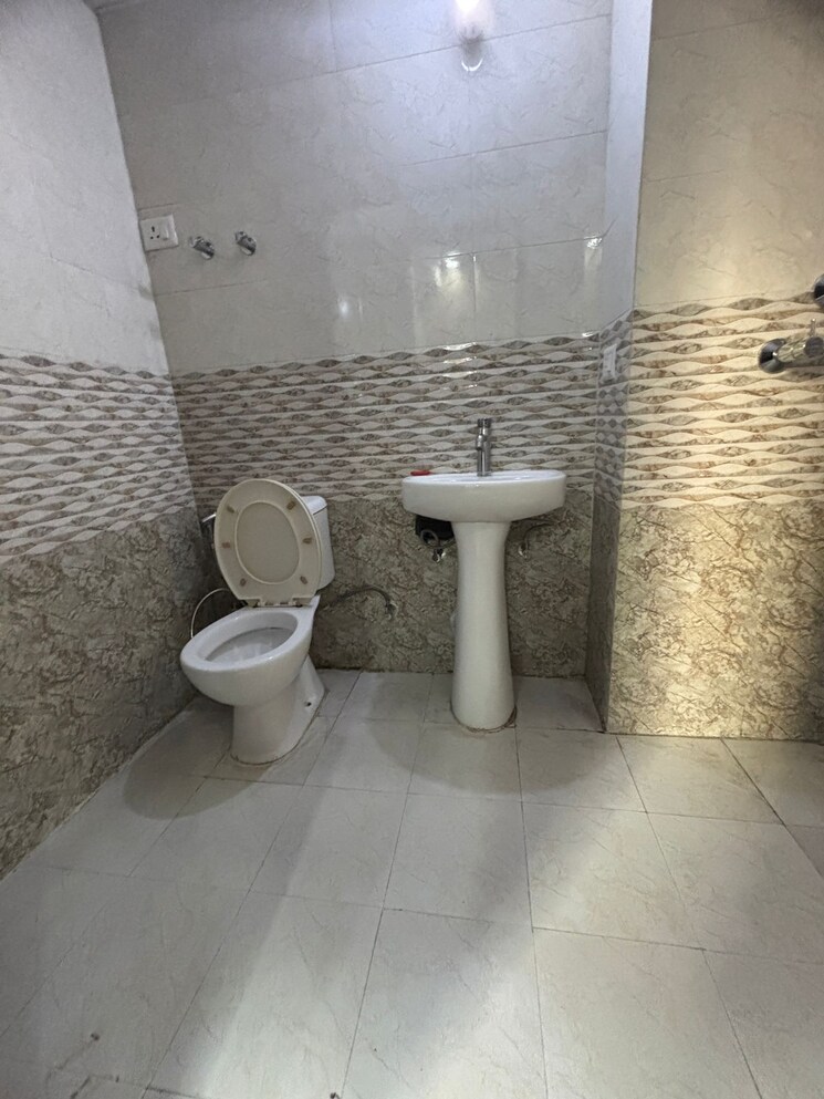 Bathroom, spring-meadows 2.5 Bedroom 970 Sq.Ft. Apartment In Tech Zone 4 Greater Noida Greater Noida 9402211