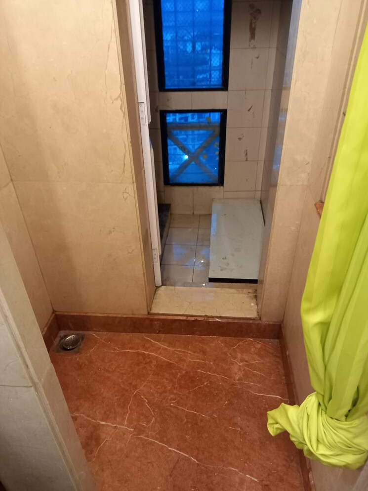 Bathroom, the-advantage-raheja-windermere 3 Bedroom 1200 Sq.Ft. Apartment In Andheri West Mumbai 9402359