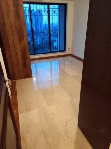 Room in 3 BHK Apartment at The Advantage Raheja Windermere, Andheri West – for Rent