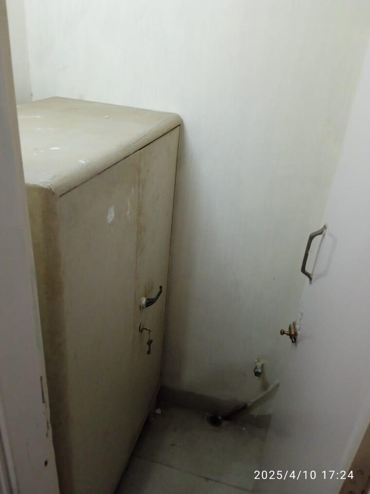 Bathroom, camac street Commercial Office Space 560 Sq.Ft. In Camac Street Kolkata 9402397