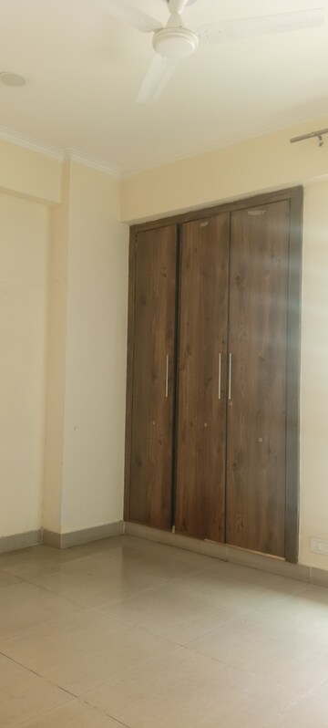 Furnished Amenities in 5 BHK Apartment at Gaur City 6th Avenue, Sector 4 Greater Noida – for Rent