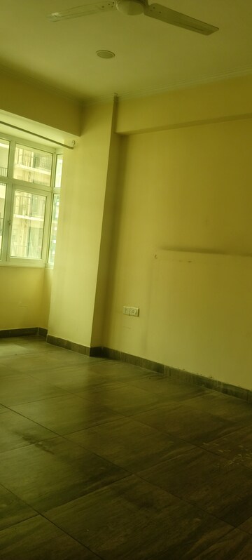 Room in 5 BHK Apartment at Gaur City 6th Avenue, Sector 4 Greater Noida – for Rent