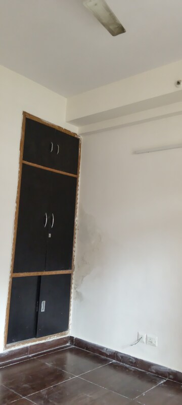 Furnished Amenities in 5 BHK Apartment at Gaur City 6th Avenue, Sector 4 Greater Noida – for Rent