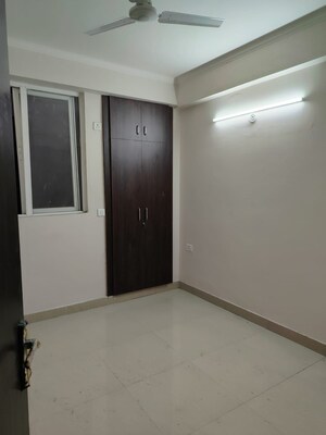 Room in 3 BHK Apartment at Amrapali Golf Homes, Sector 4 Greater Noida – for Rent